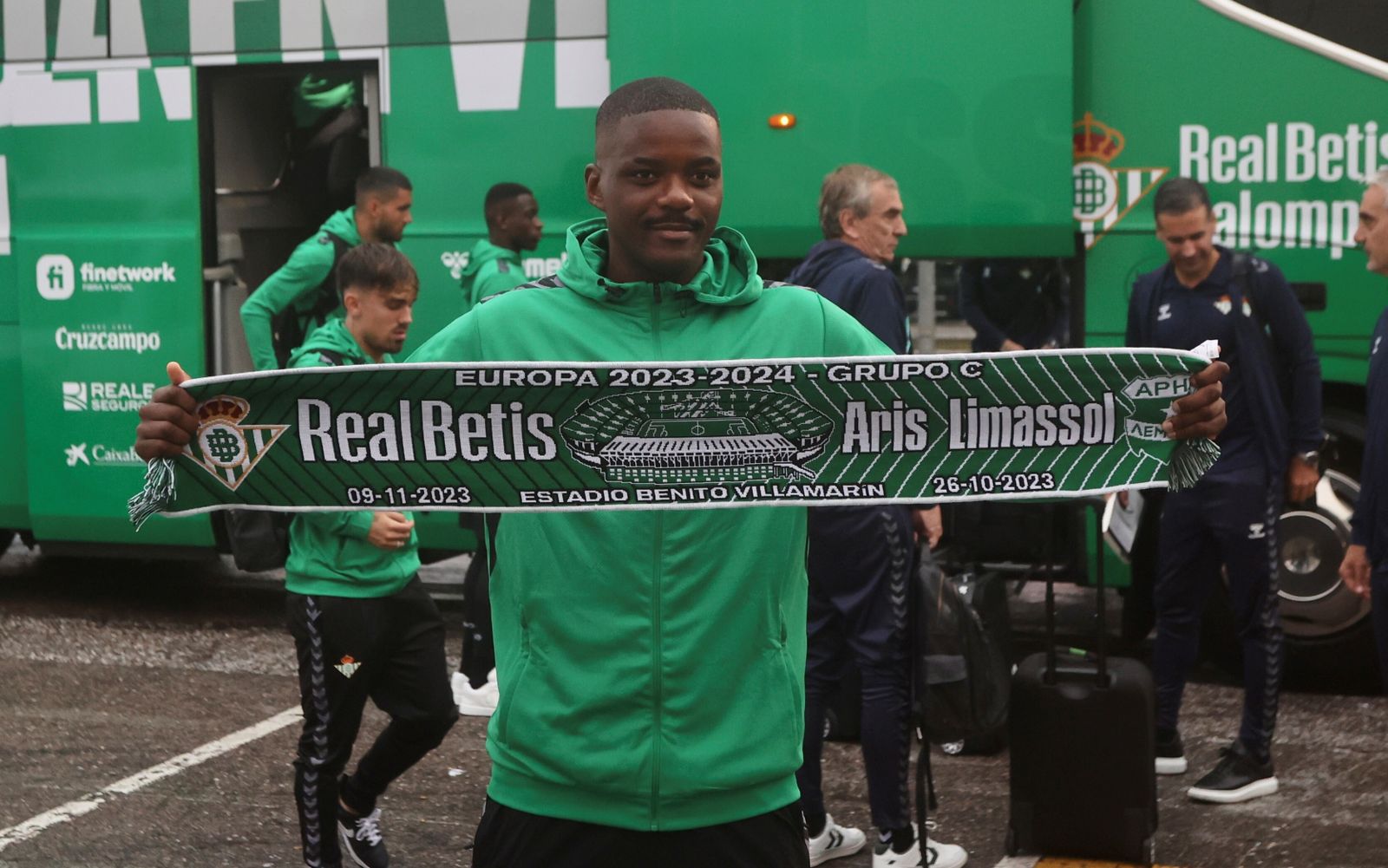 William Carvalho, con la bufanda del doble enfrentamiento entre el Betis y el Aris.