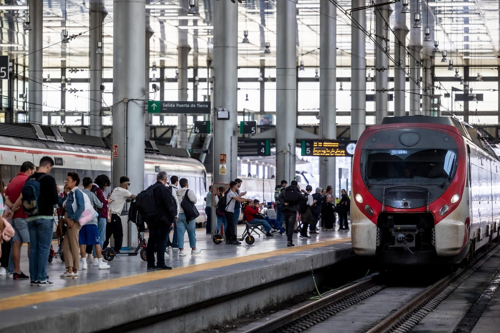 Pasajeros esperan su tren en la estación de Cádiz.
