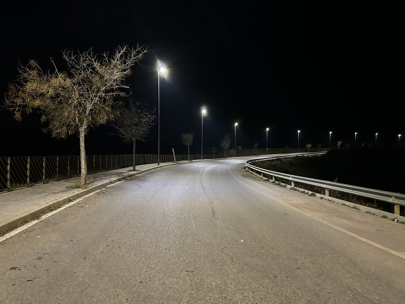 Luminarias instaladas en uno de los accesos a Peñarroya-Pueblonuevo por la N-432.