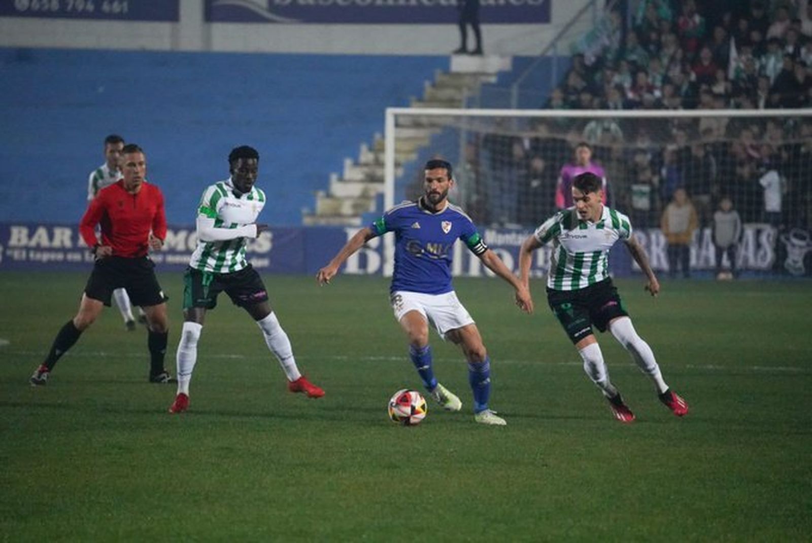 Rodri, capitán azulillo, presionado en mediocampo.
