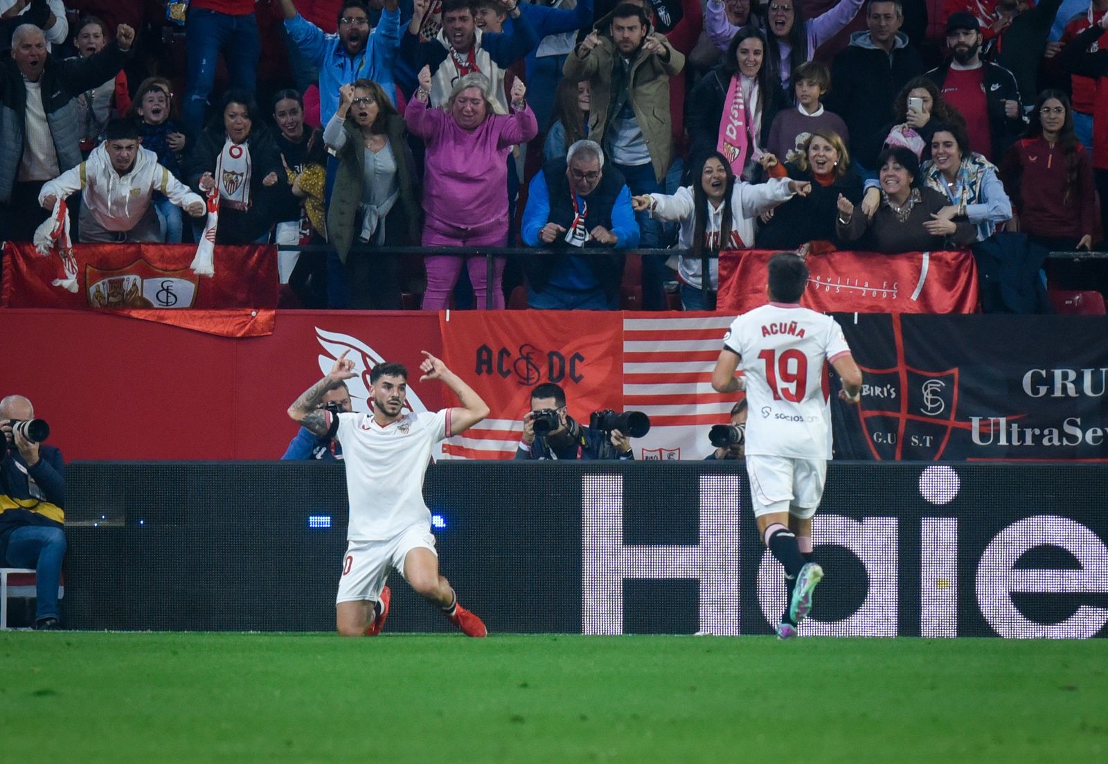 Isaac celebra su gol junto a Acuña.
