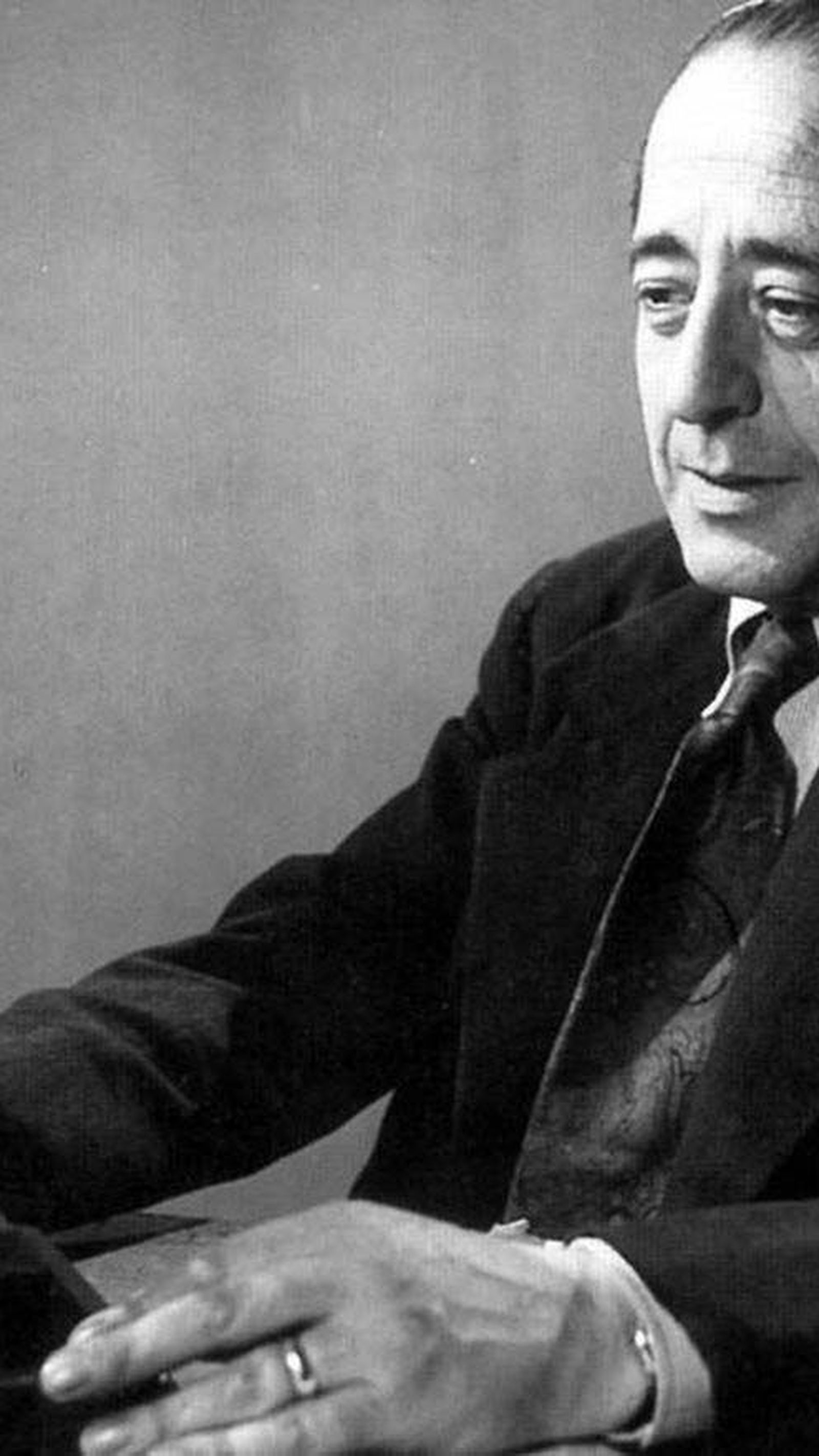 Arturo Barea ante un micrófono de la BBC.