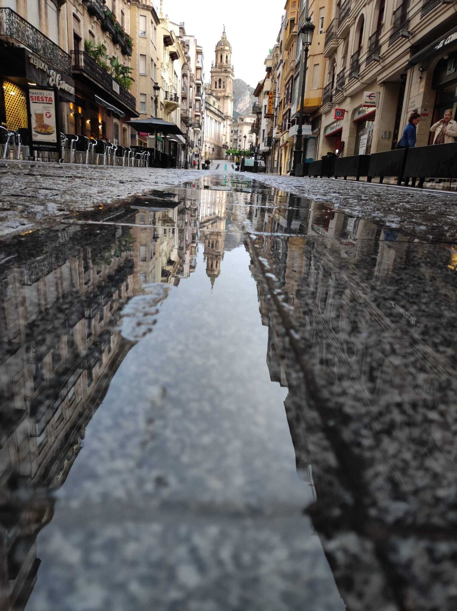 La popular Carrera de Jaén, con la Catedral al fondo.