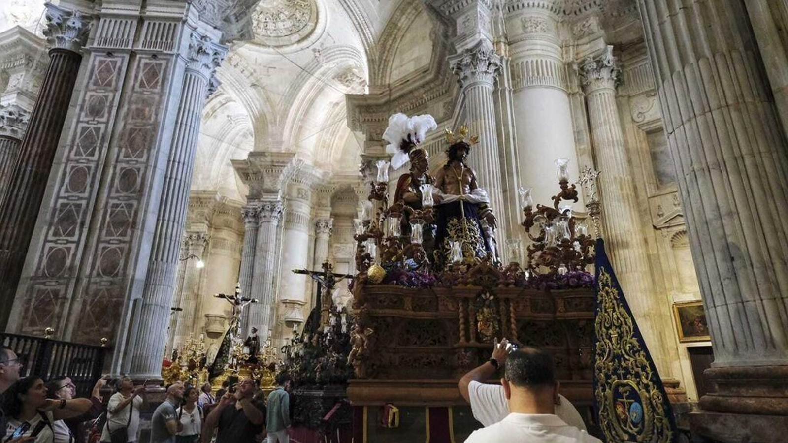 Pasos en la girola de la Catedral con ocasión de la magna del pasado año.