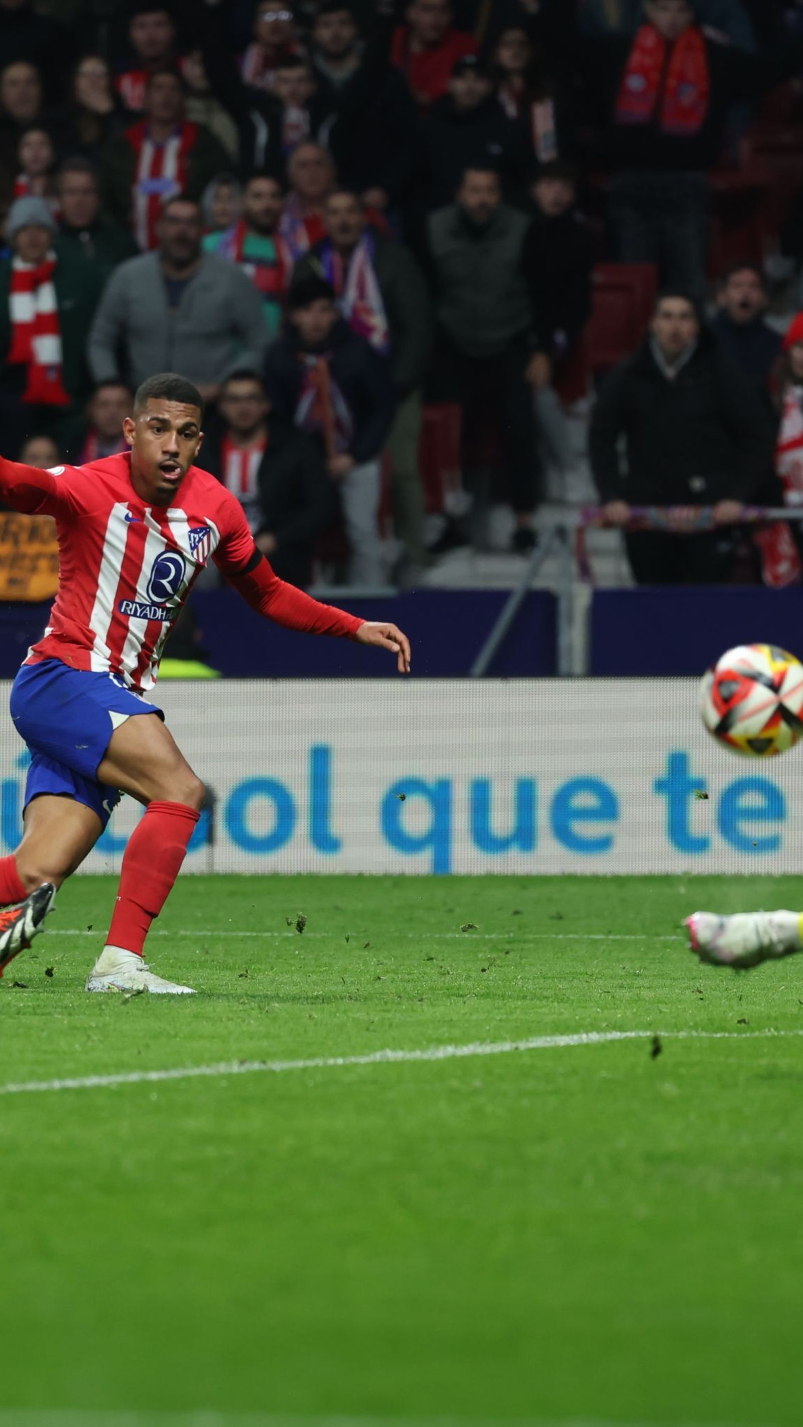 Nyland tapa un disparo de Samu Lino.