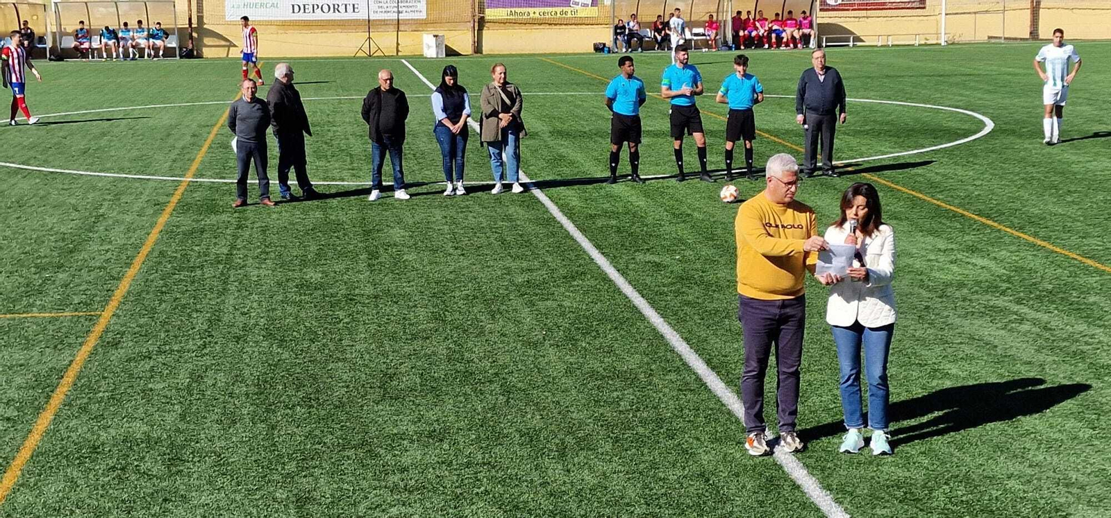 La presidenta de la AECC en Almería, Magdalena Cantero, durante la lectura del manifiesto.
