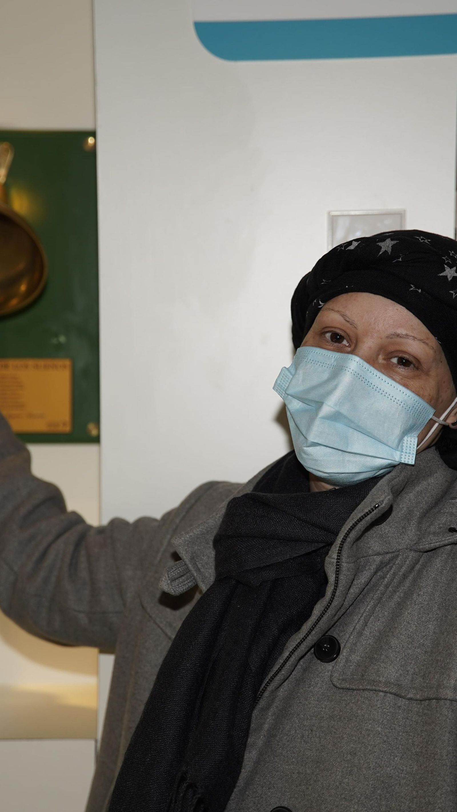 Pilar Rimundo hace sonar la 'campana de los sueños' tras terminar su tratamiento.