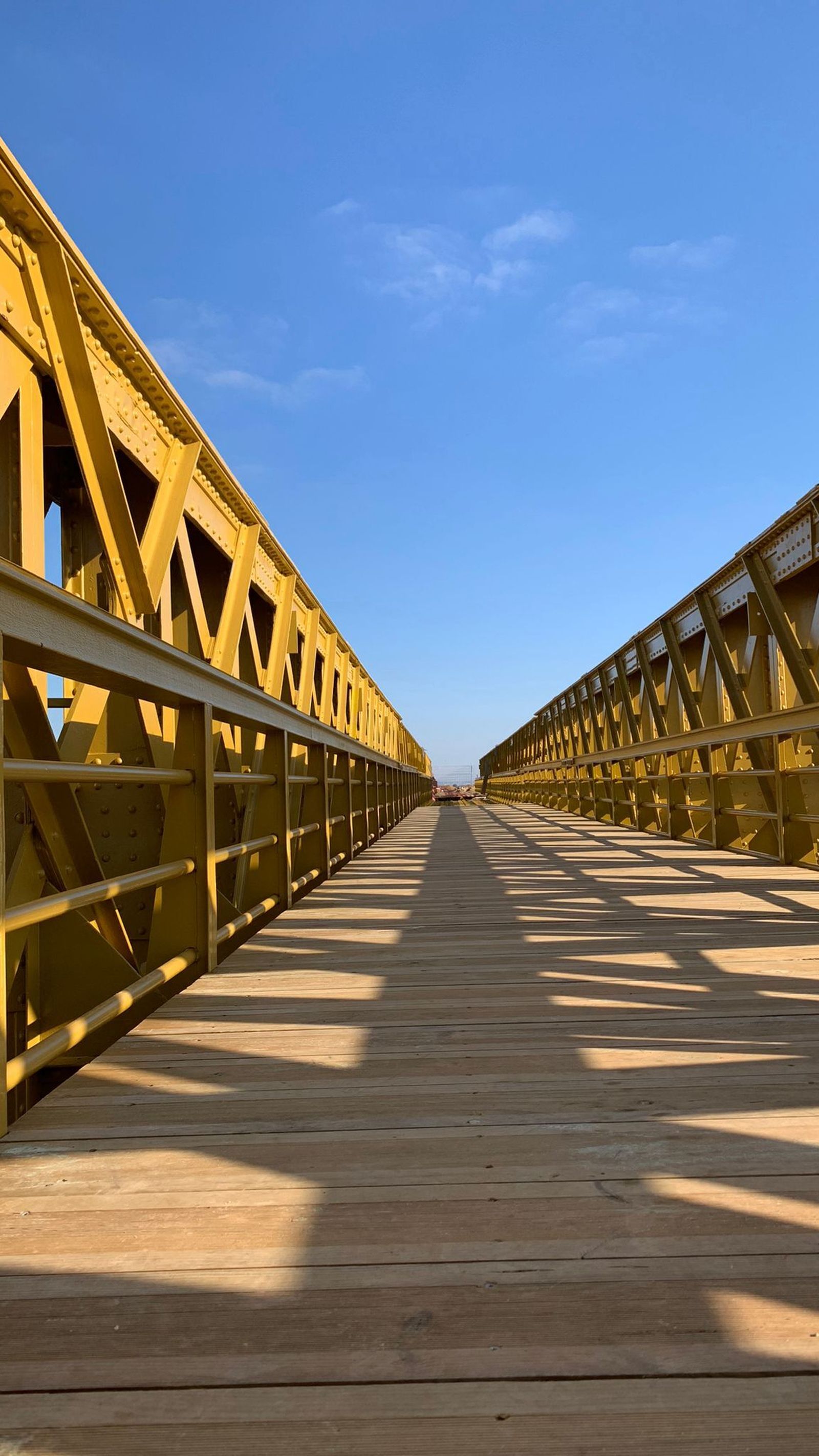 El puente ha sido terminado con un entarimado de madera para su uso peatonal y cicloturista.