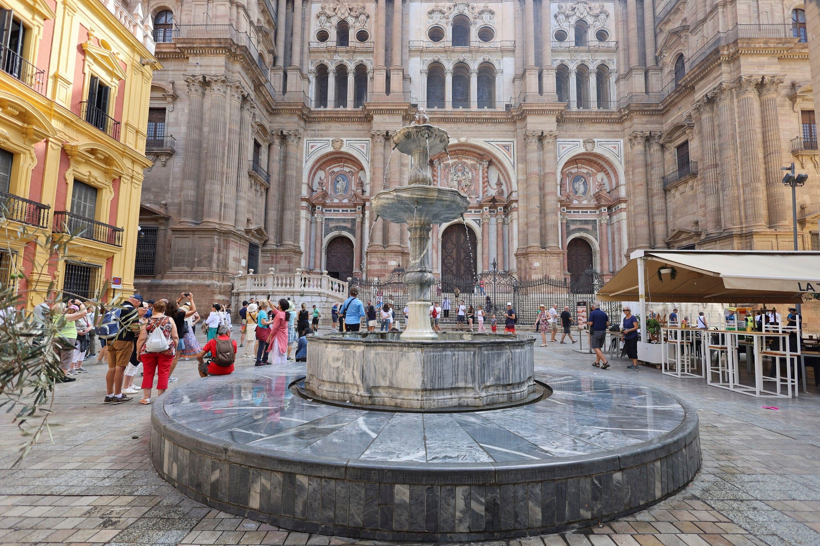 La fuente de piedra de la plaza del Obispo de Málaga.