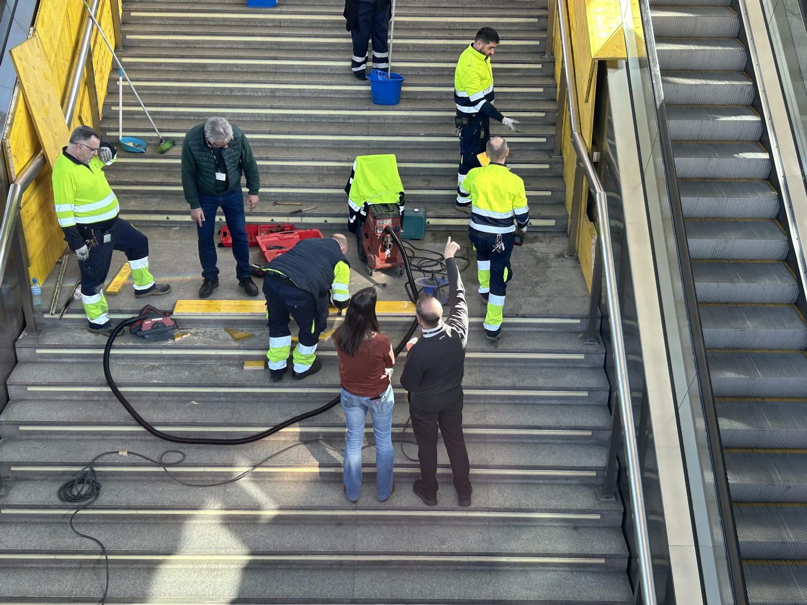 Trabajos de reparación de la estación de San Bernardo del Metro afectada por el incendio