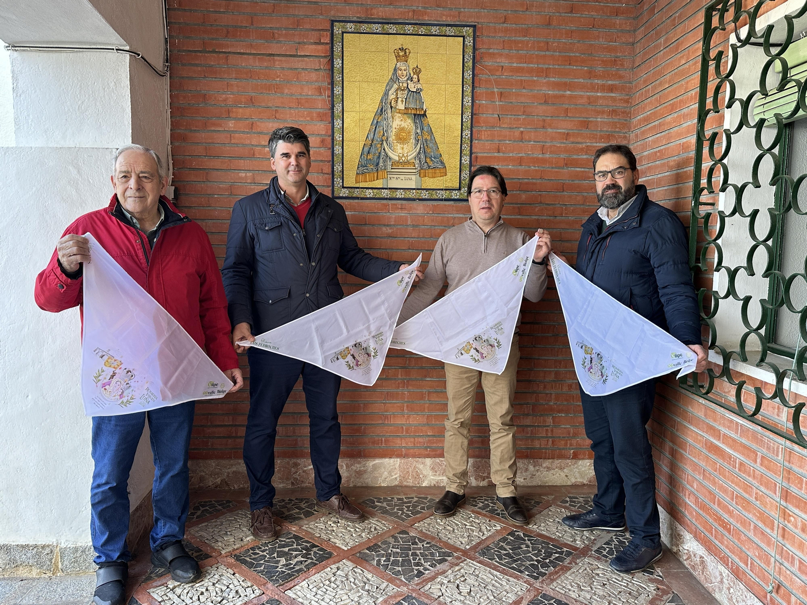 Así es el pañuelo romero de la Virgen de Luna que obsequia Olipe.