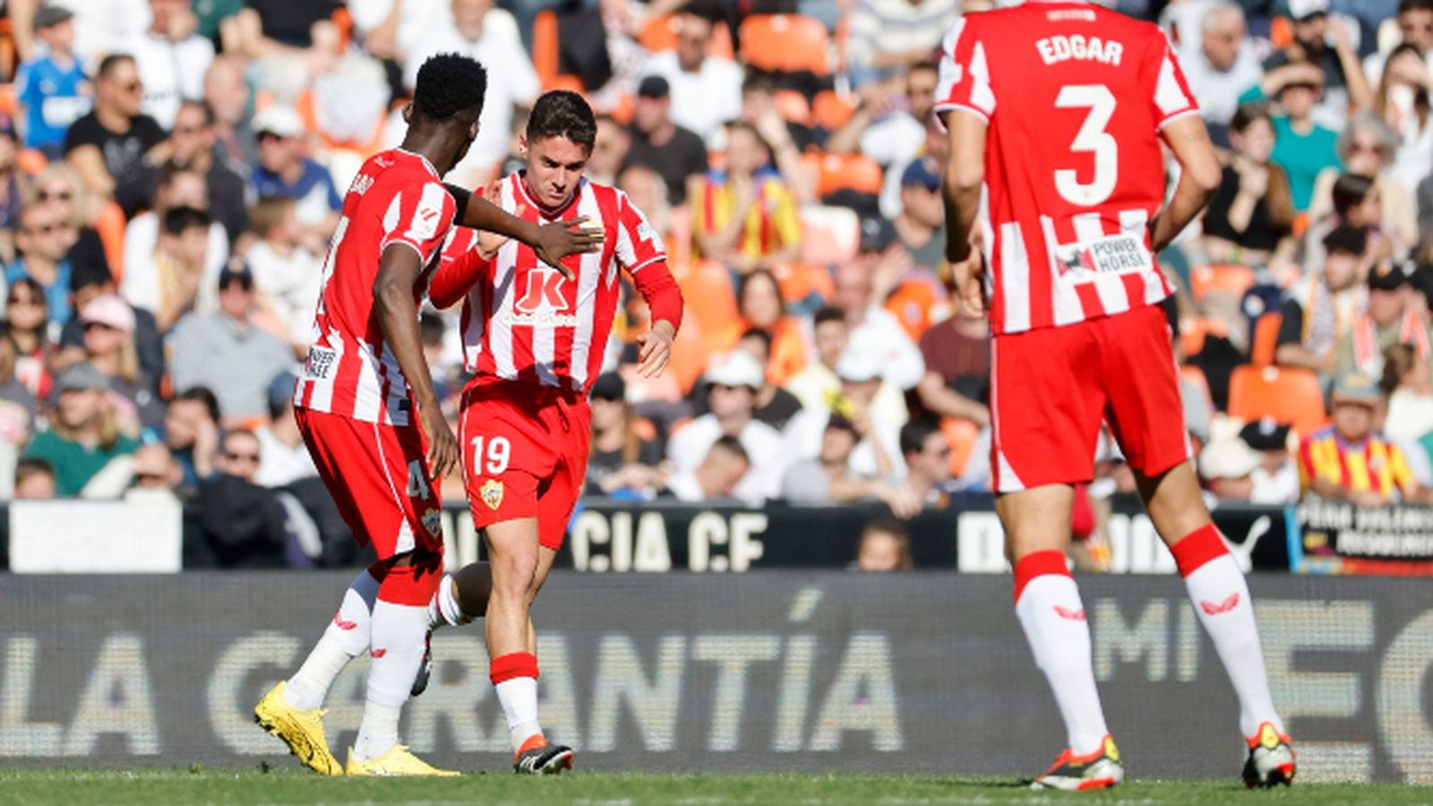 Sergio Arribas e Iddrisu Baba celebran el gol del madrileño en Mestalla.