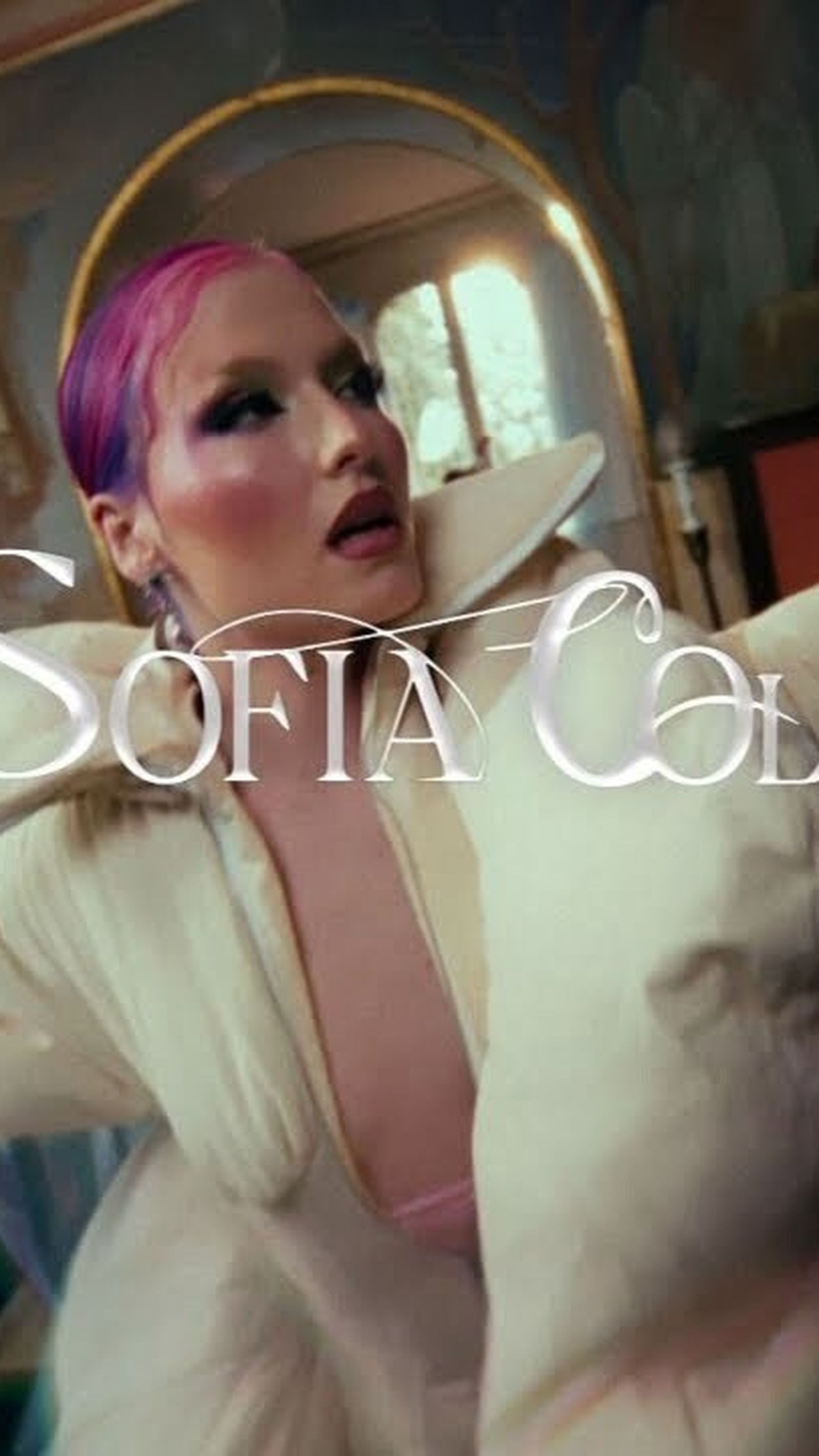 Sofía Coll en el cartel de 'Here to stay'