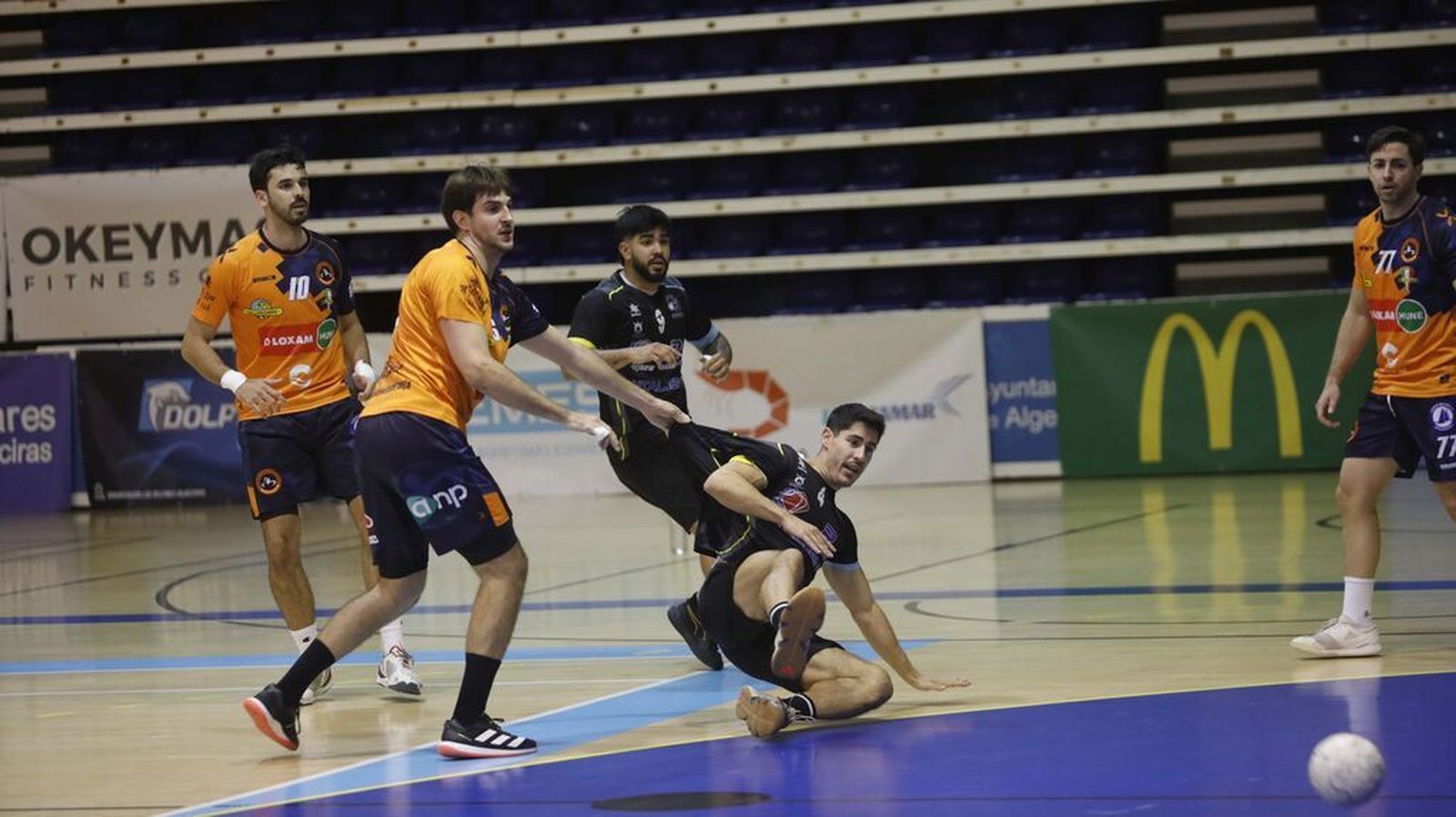 Adrián Santamaría, por los suelos tras ser sujetado por un adversario