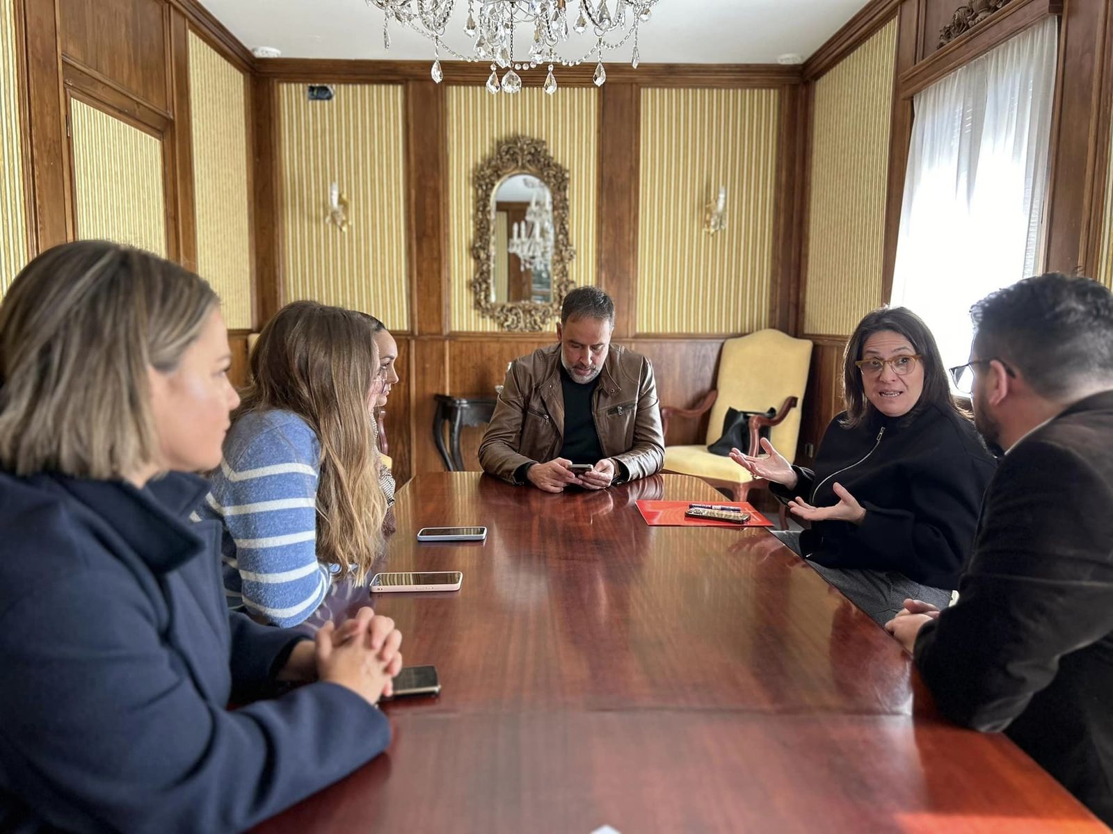 Reunión del Gobierno de Trebujena con Esther Gil de Reboleño, diputada del Congreso, en el Ayuntamiento de la localidad.