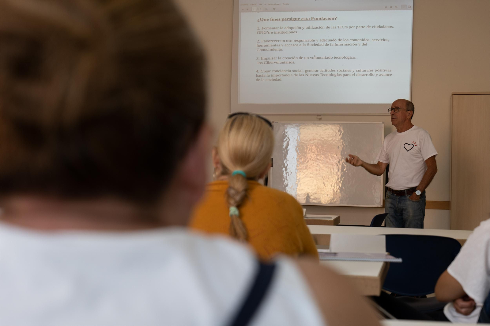 Mujeres reciben un curso en competencias digitales.