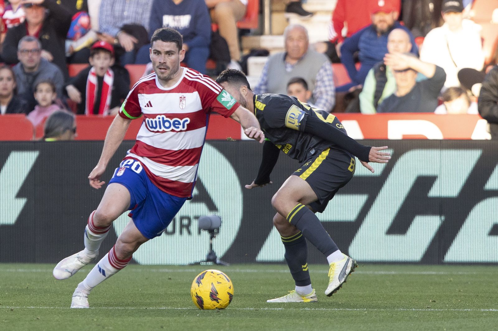 Sergio Ruiz se lleva el balón ante un rival