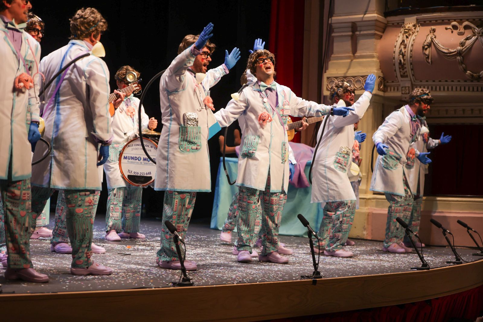 Imágenes de la actuación de la murga de Huelva "Soy yo, abre" en el Carnaval Colombino