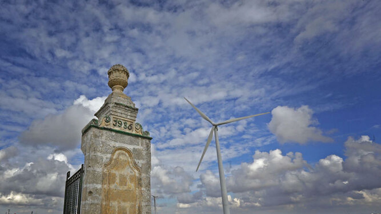 Aerogenerador de un parque eólico junto a la entrada de una viña del pago de Balbaína.