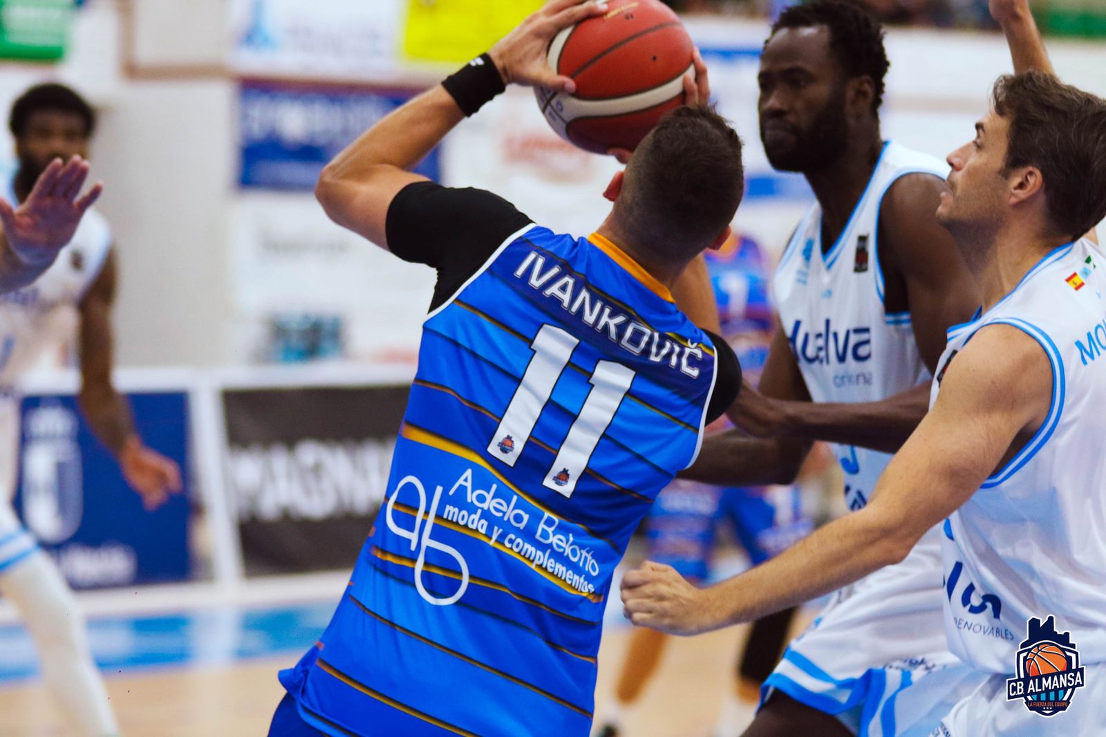 Un momento del partido entre CB Almansa y Ciudad de Huelva.