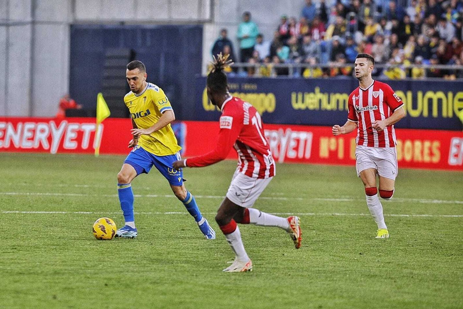 Escalante con el balón en una acción del partido.