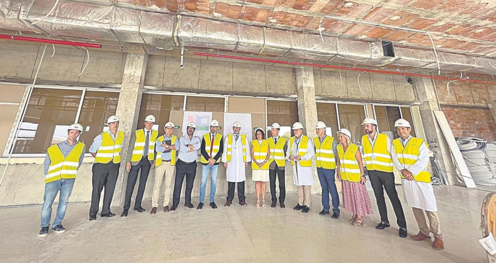 La consejera y otras autoridades en la visita a las obras del Hospital de Día Oncohematológico del Clínico.