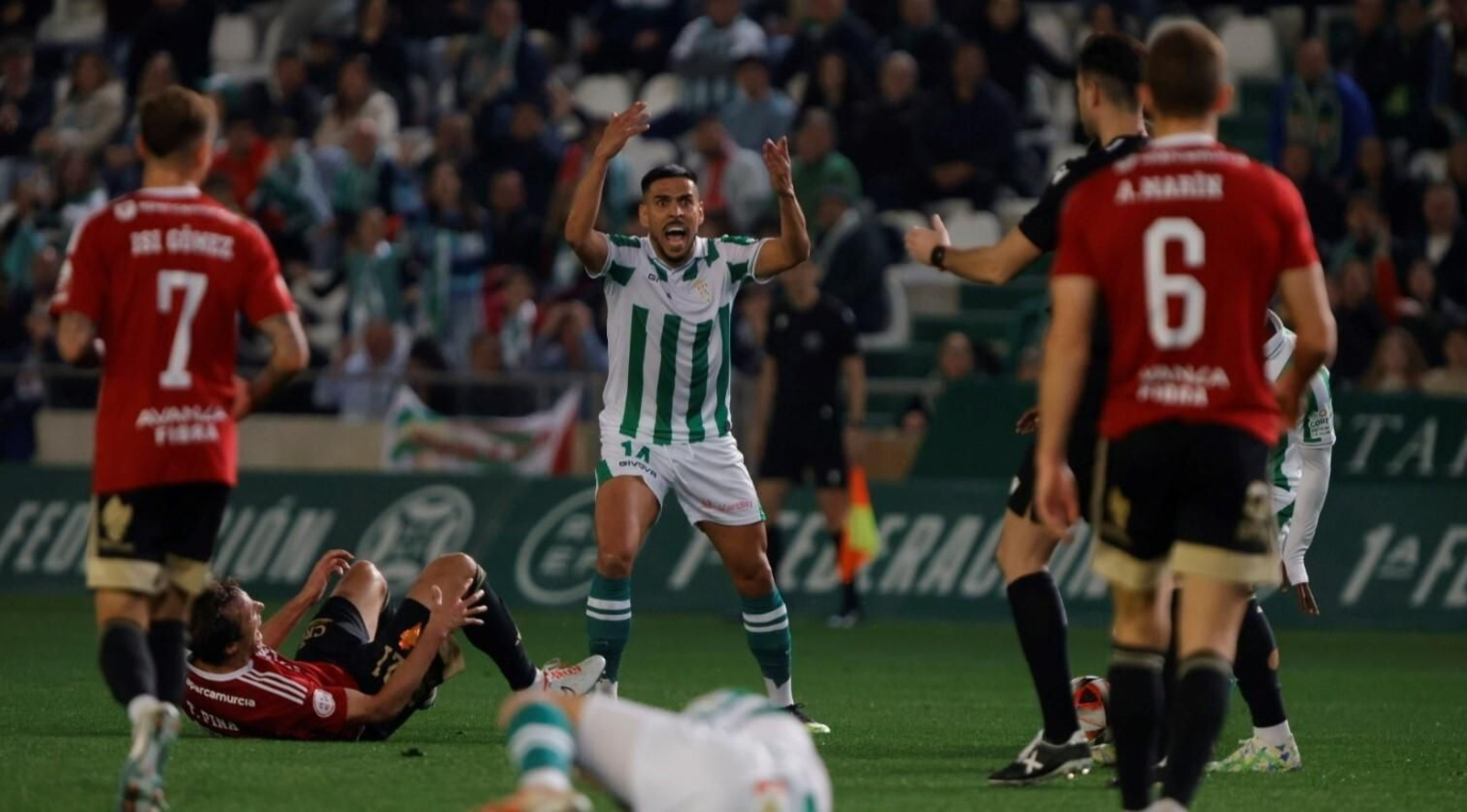 Recio protesta una acción en el Córdoba CF - Real Murcia.