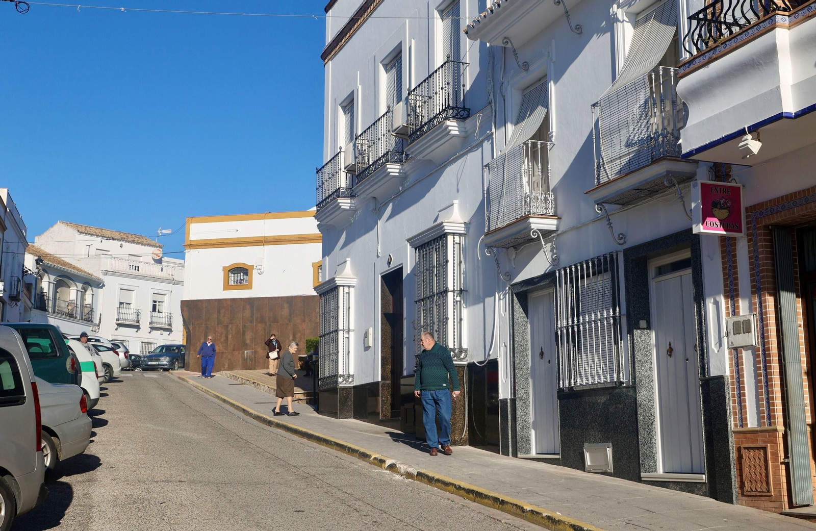 La casa del sospechoso, a la derecha, en la calle Cuesta de Bernardo de Montellano.