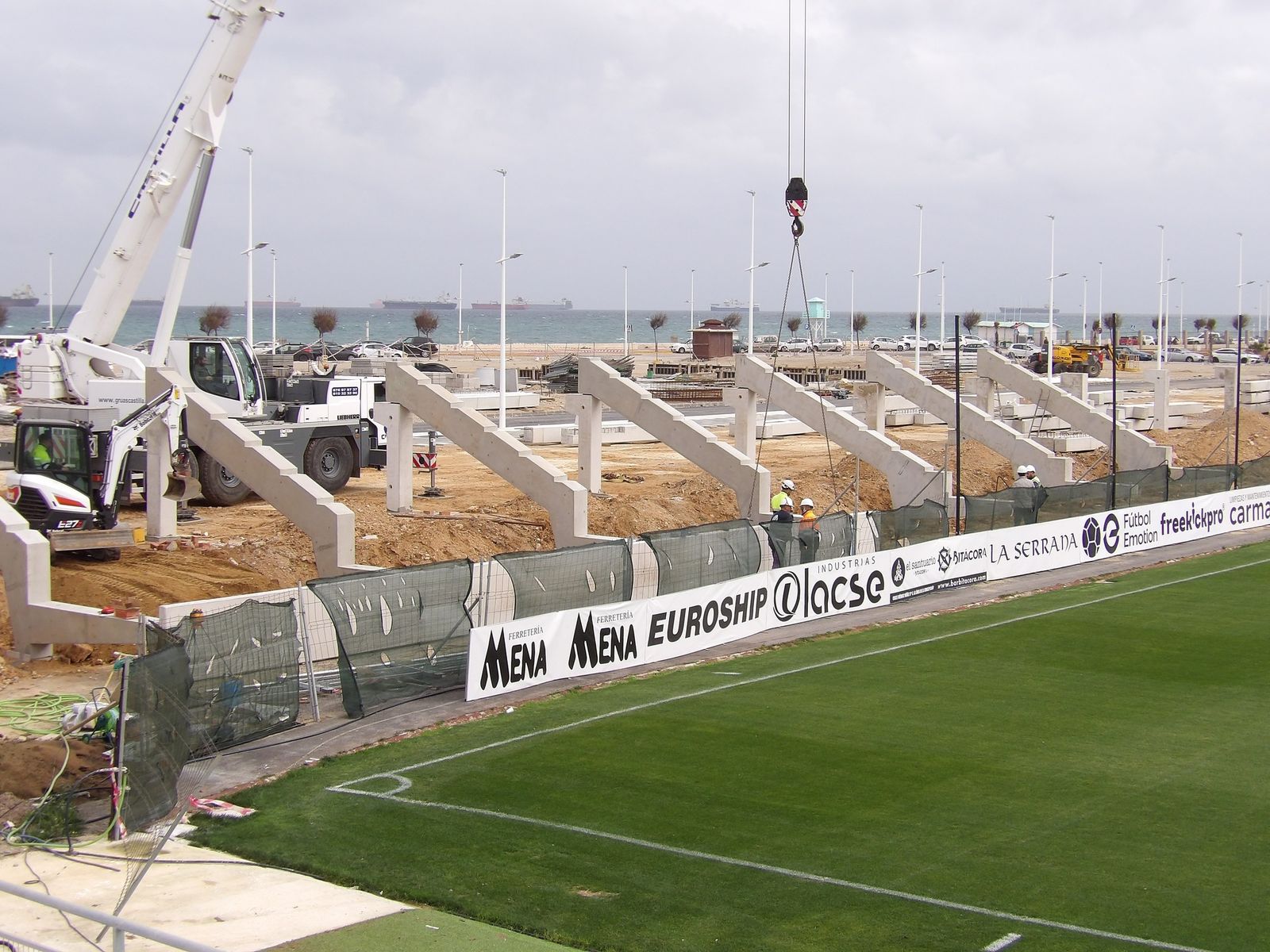 Los soportes sobre los que descansará la futura grada de Preferencia del Ciudad de La Línea