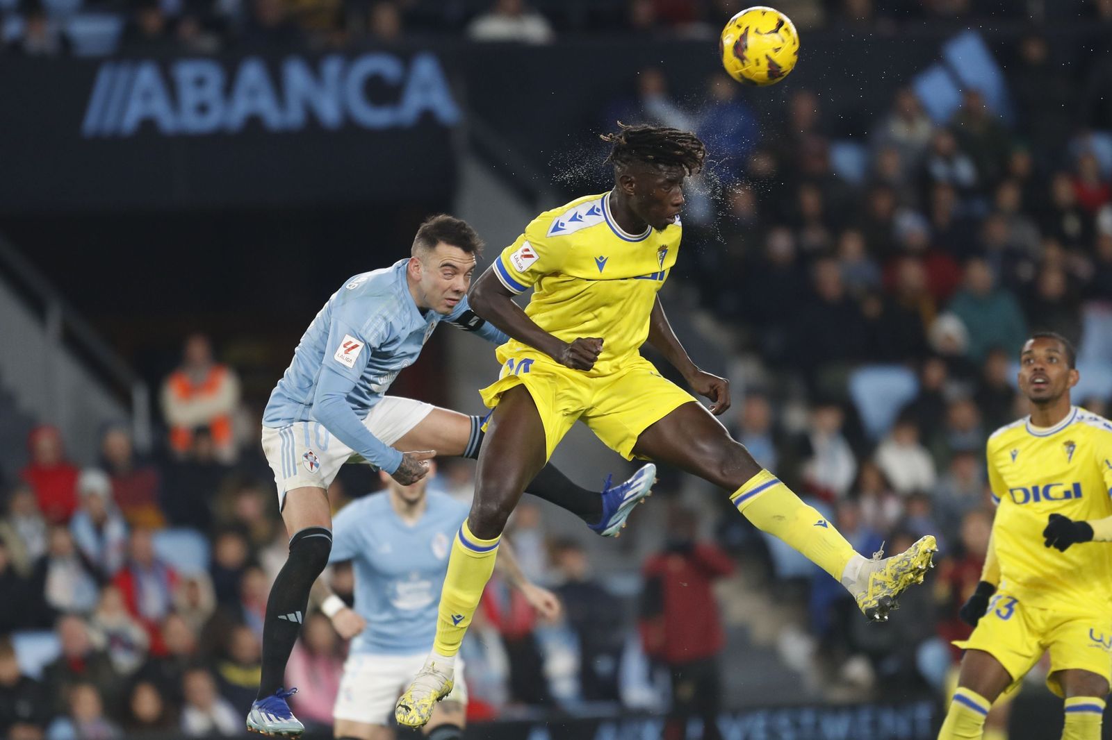 Momo Mbaye cabecea el balón en el Celta-Cádiz de la primera vuelta.