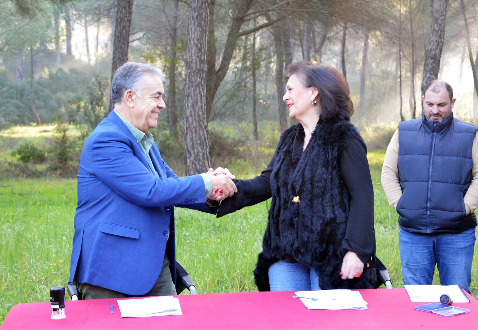 Los alcaldes de Almonte e Hinojos, Francisco Bella y Joaquina del Valle escenifican su acuerdo