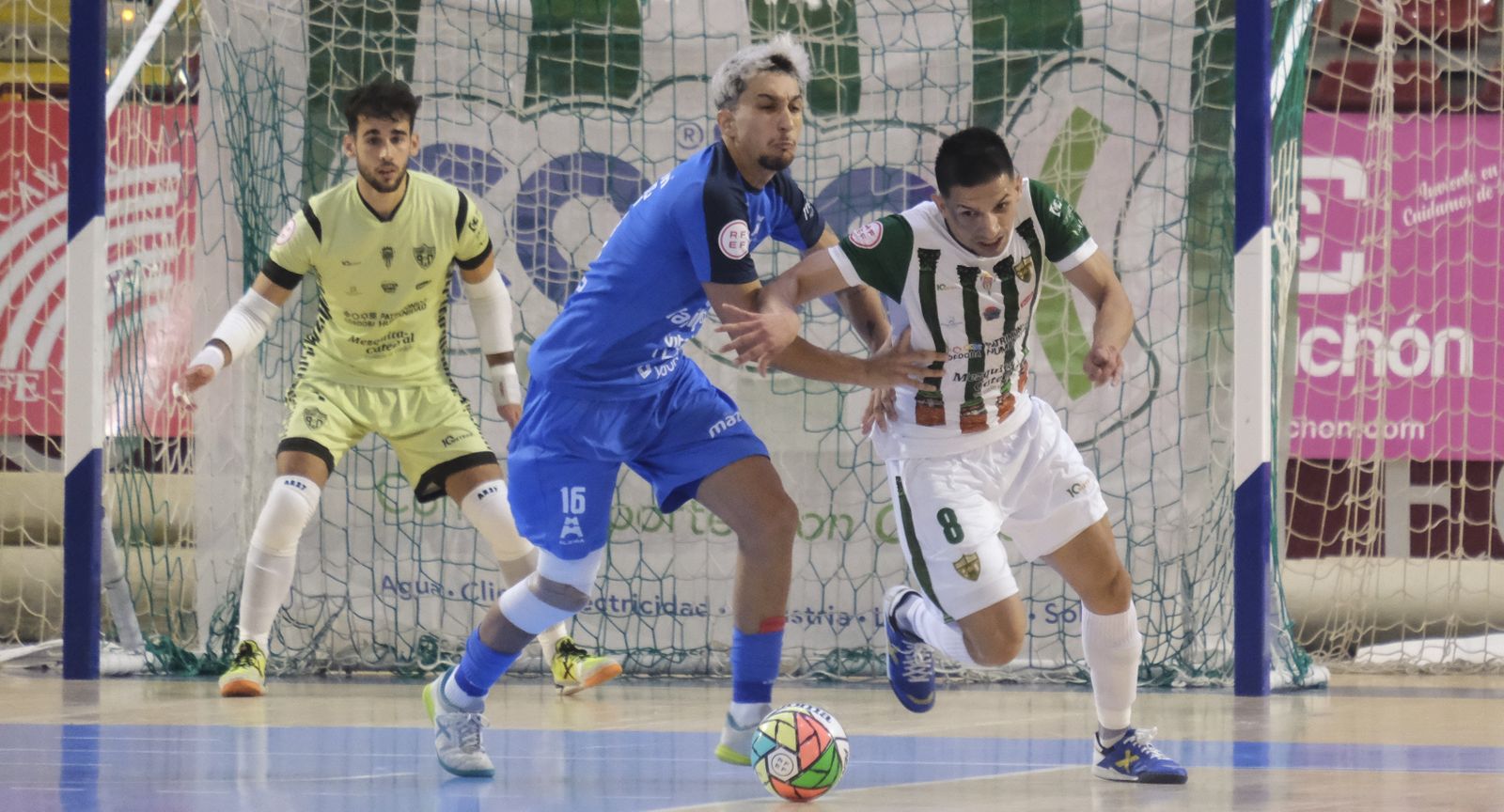 Arnaldo Báez, ante la mirada de Víctor, es presionado por un rival.