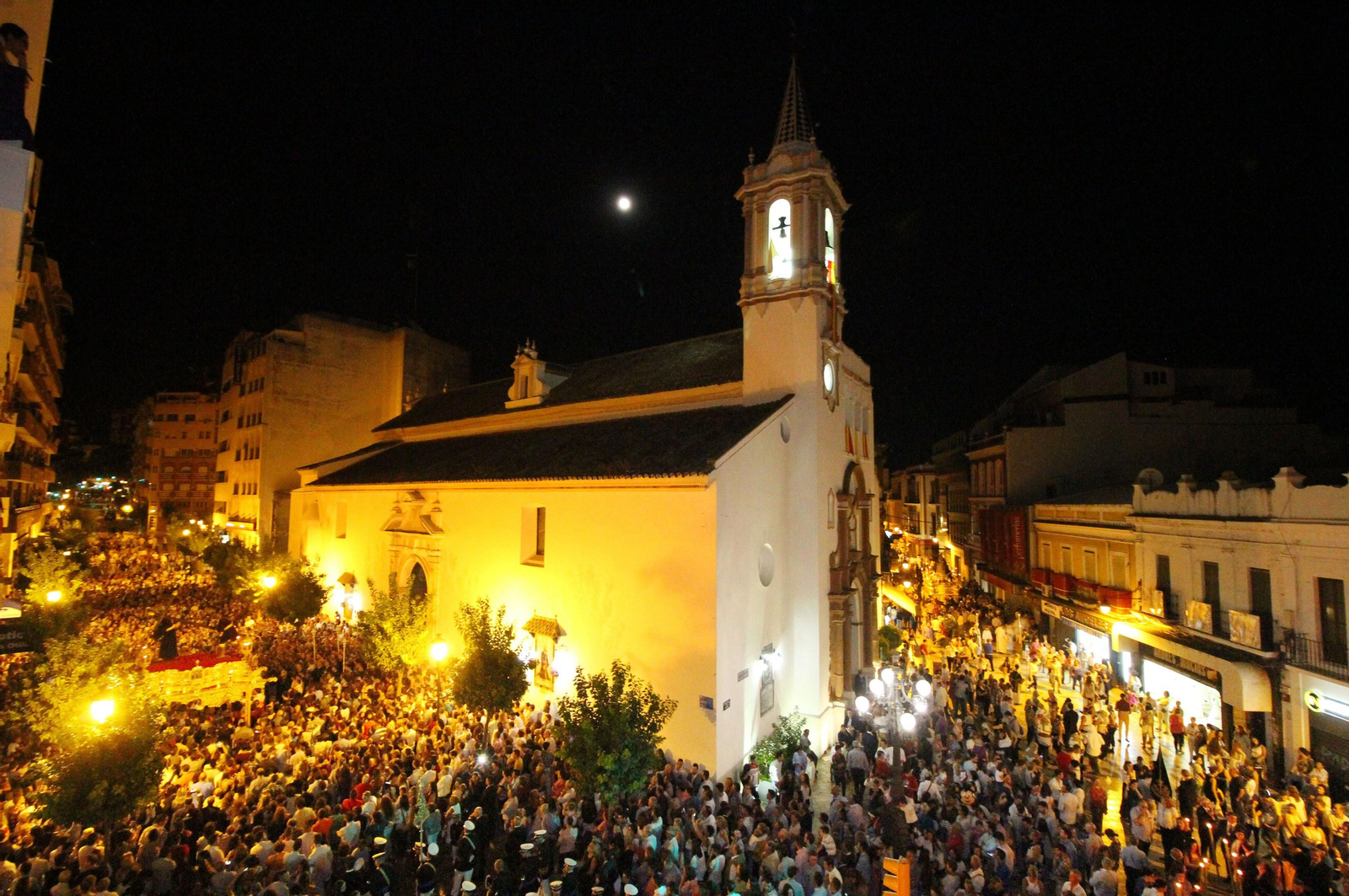El centro de Huelva durante la procesión Magna de 2016