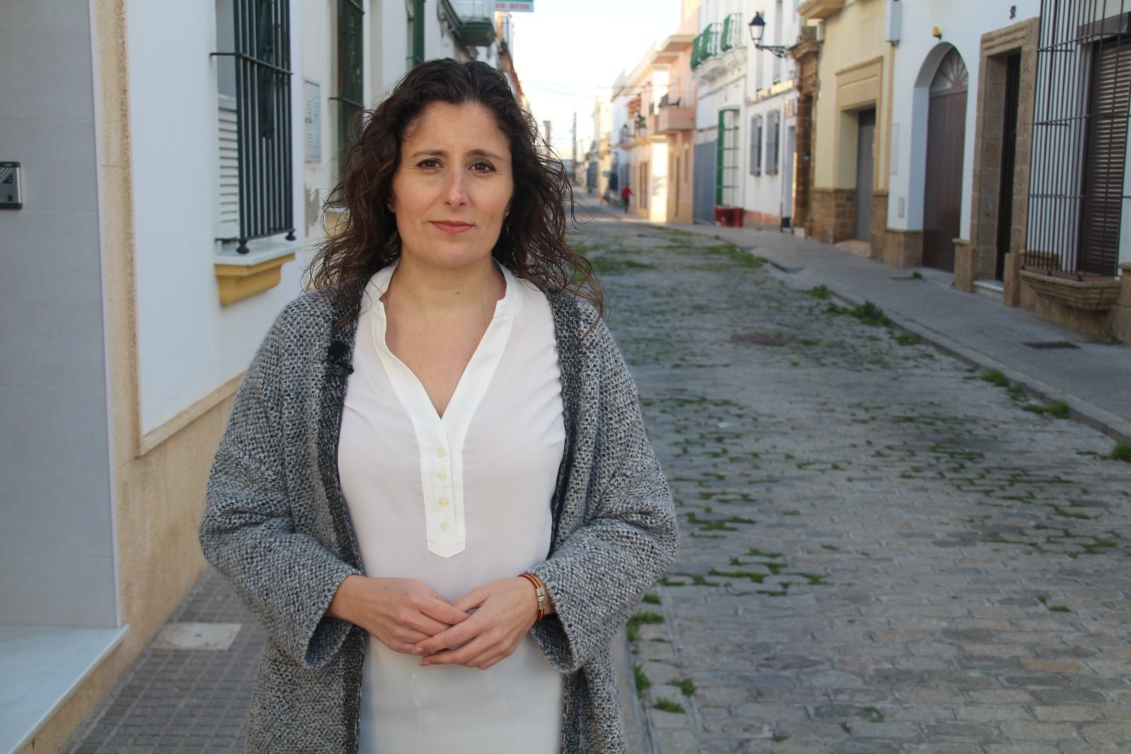 Mili Gómez, concejela de VOX Puerto Real, en la calle Santo Domingo