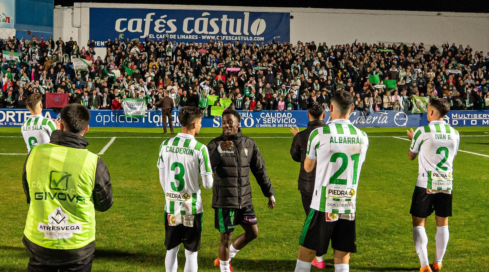Los jugadores del Córdoba  CF celebran junto a su afición su triunfo en Linares.