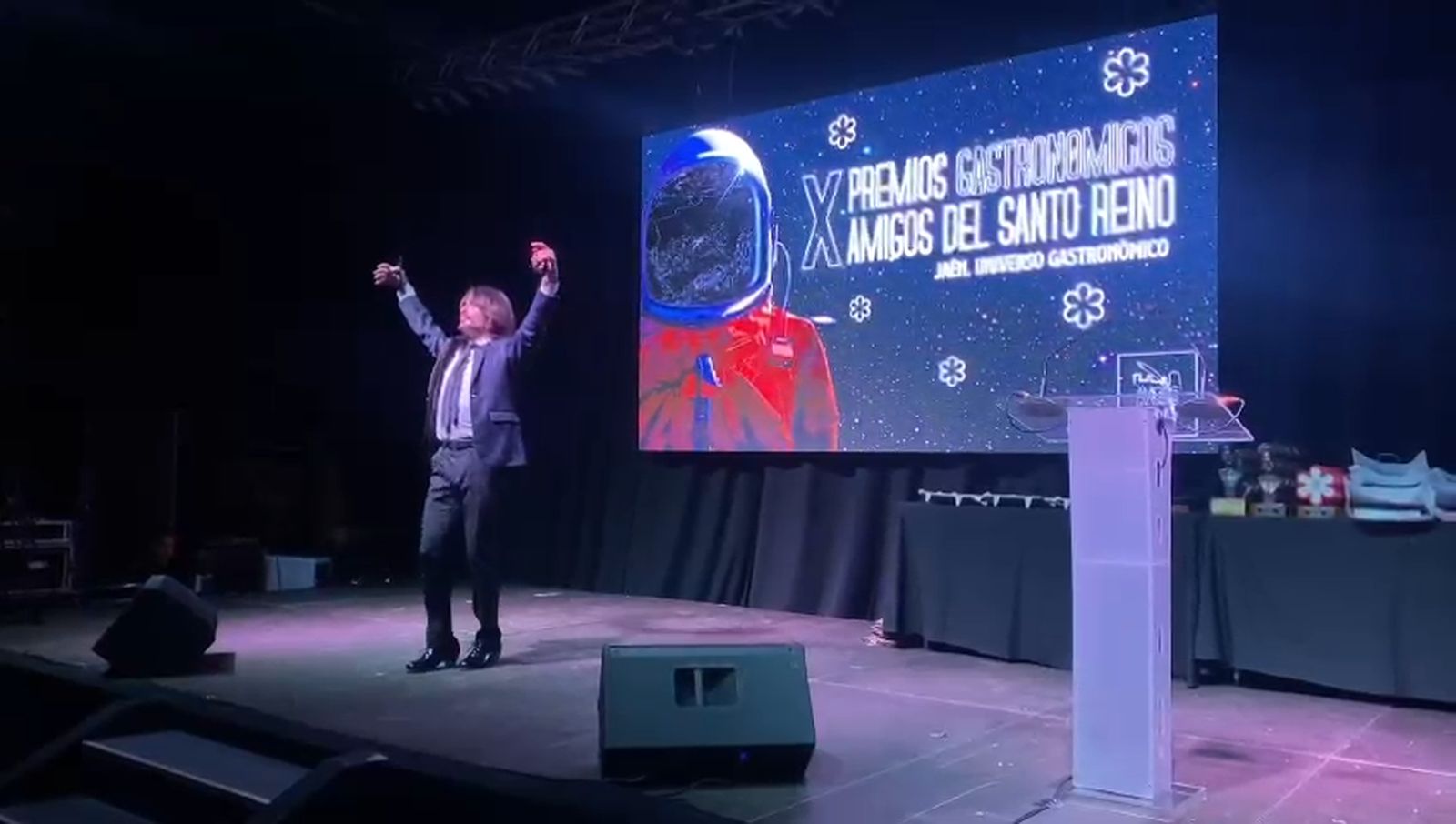 Juan de Juan actúa en la X edición Premios Amigos Gastronómicos Amigos del Santo Reino de Jaén. / PERAGÓN