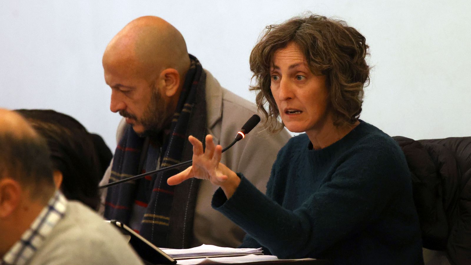 Kika González y Raúl Ruiz-Berdejo, concejales de La confluencia, durante un pleno.