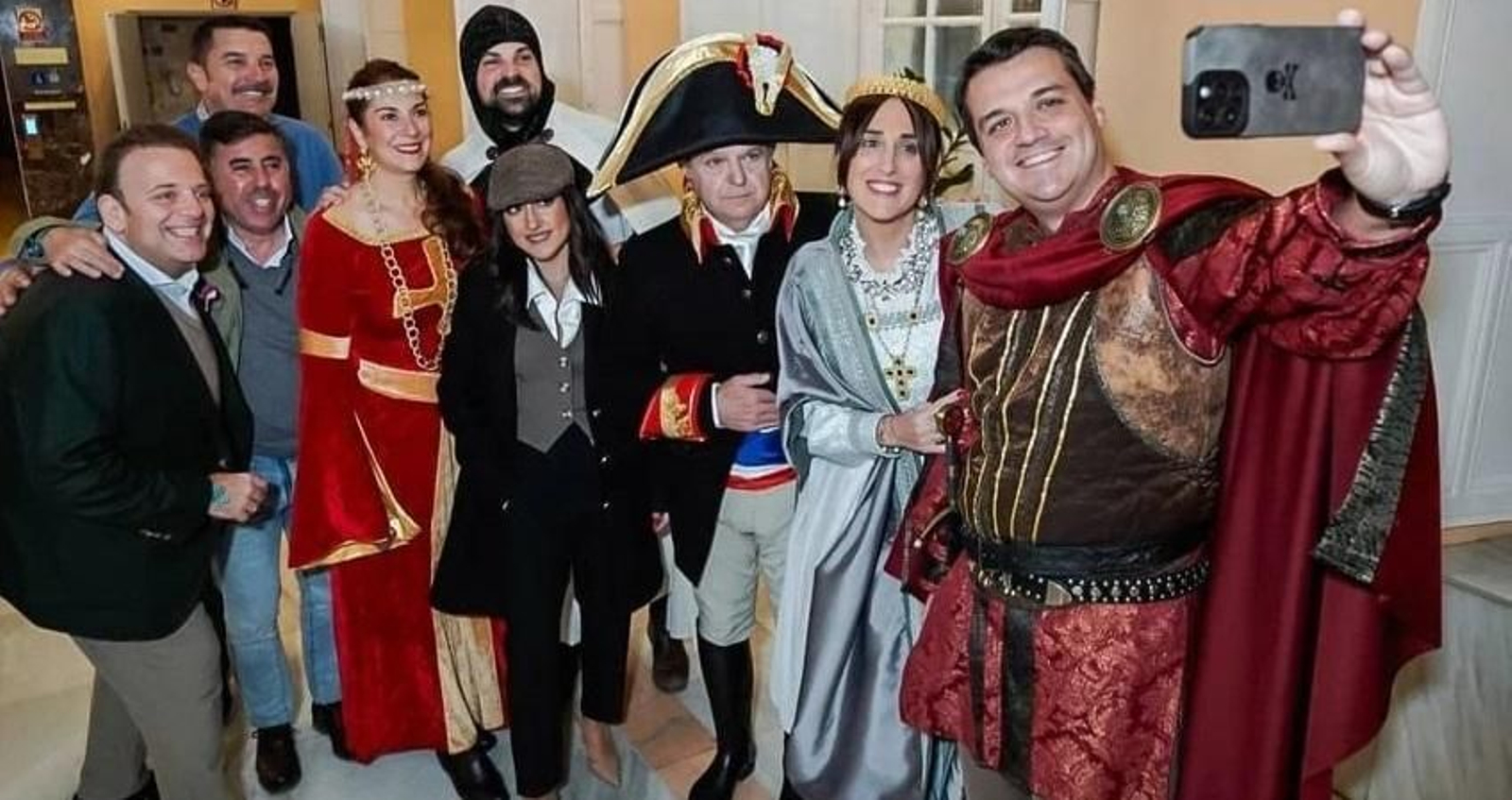 El alcalde de Córdoba, disfrazado de emperador, con miembros del equipo de gobierno municipal.