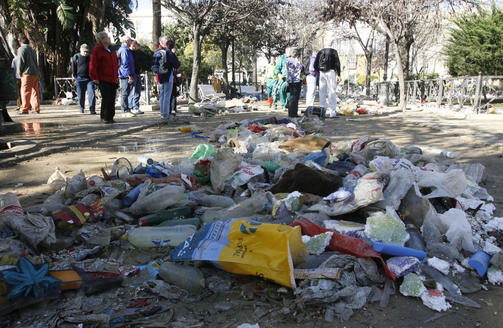 Imagen de archivo de un cúmulo de basura durante la celebración del Carnaval de Cádiz