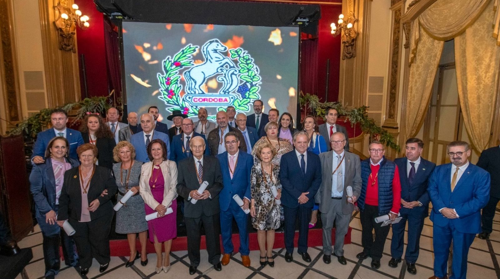 Representantes de las peñas y dirigentes institucionales en el Real Círculo de la Amistad.