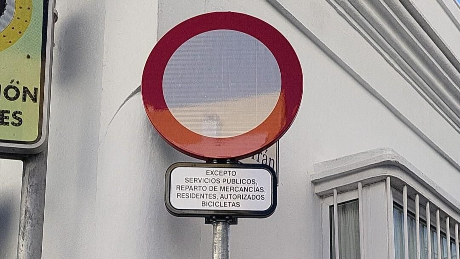 Señal de tráfico colocada en el cruce de La Herrán.