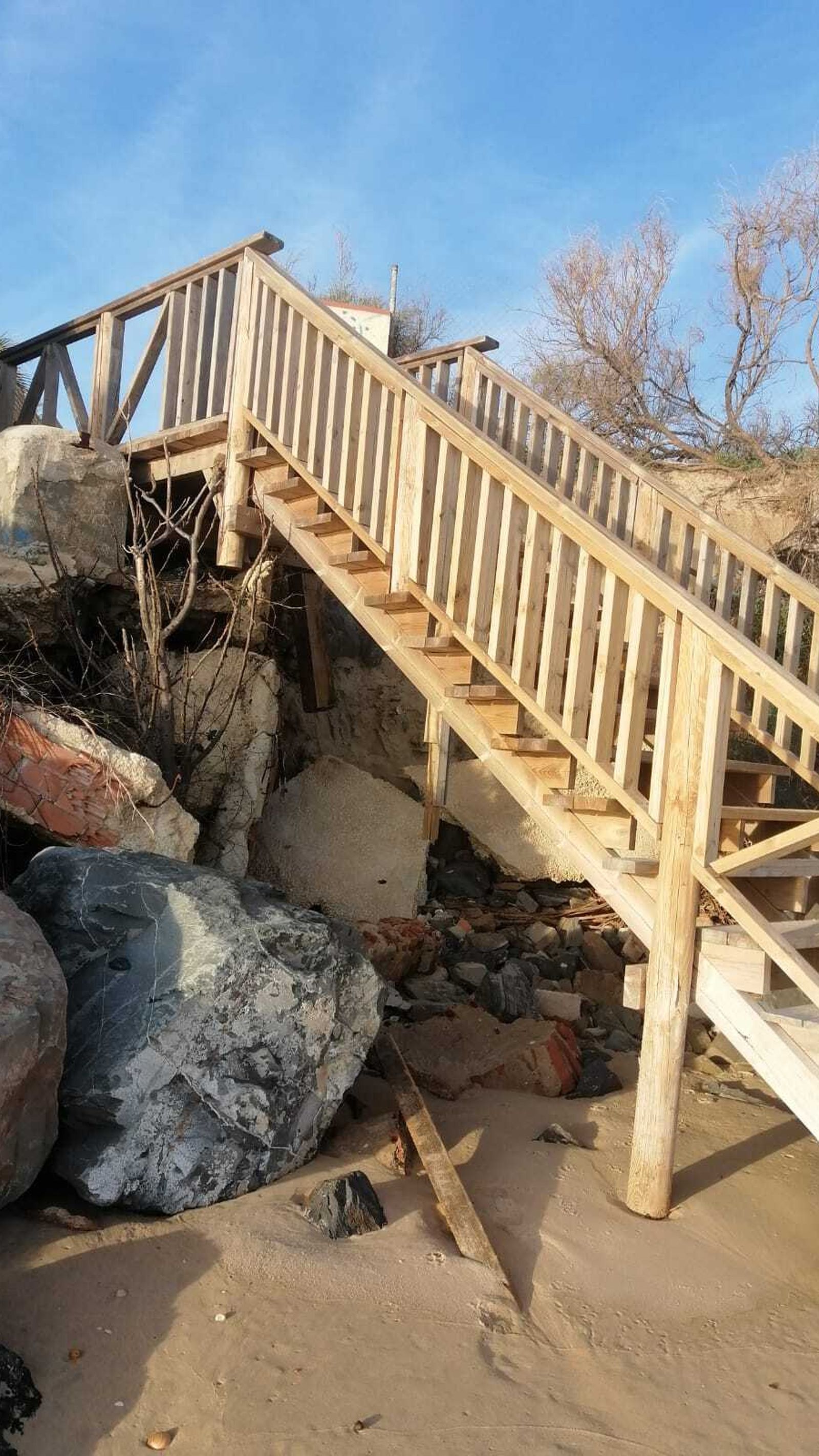 Las escaleras sin anclaje operativo