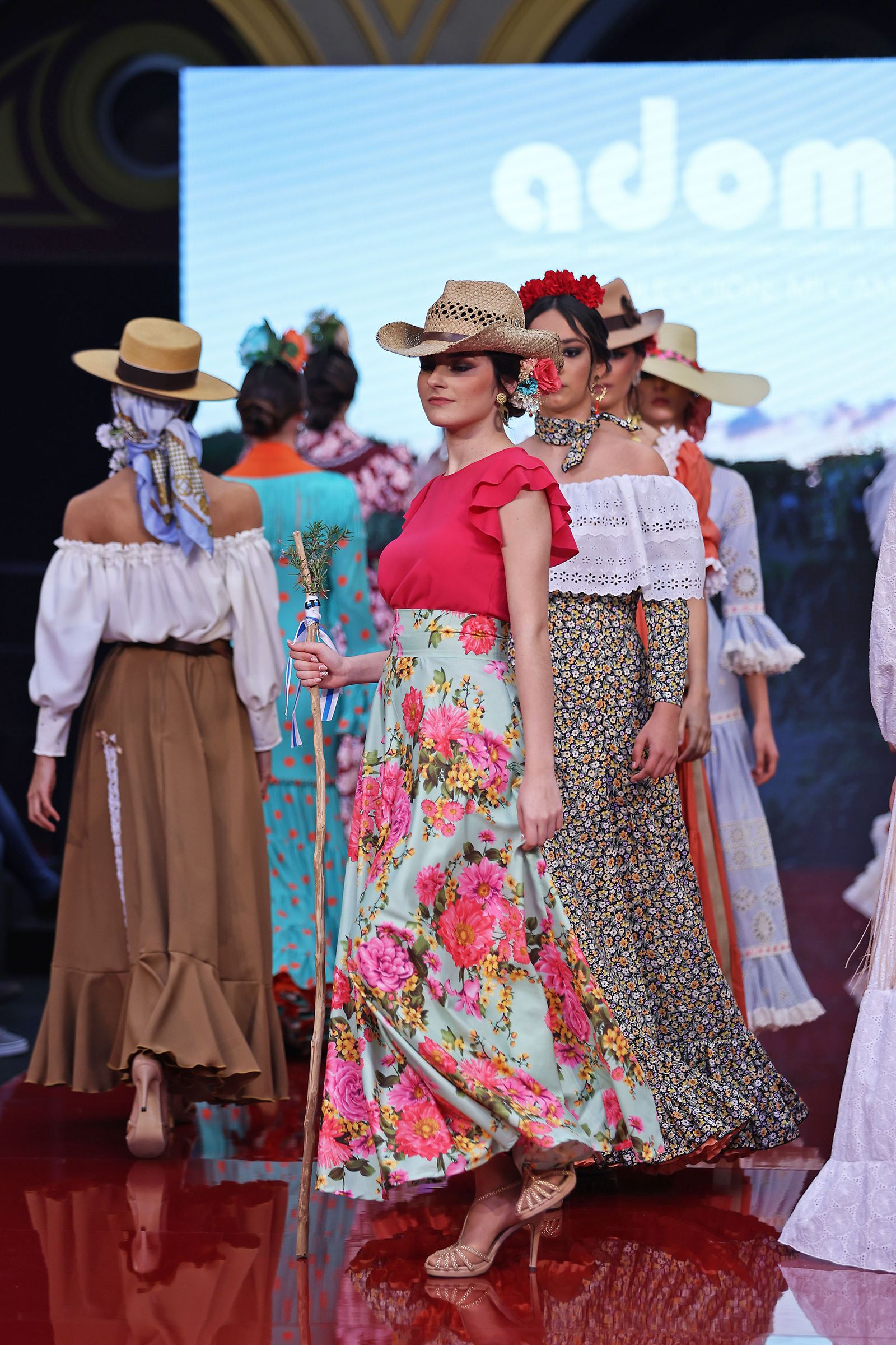 Imágenes de la pasarela Huelva Flamenca 2024