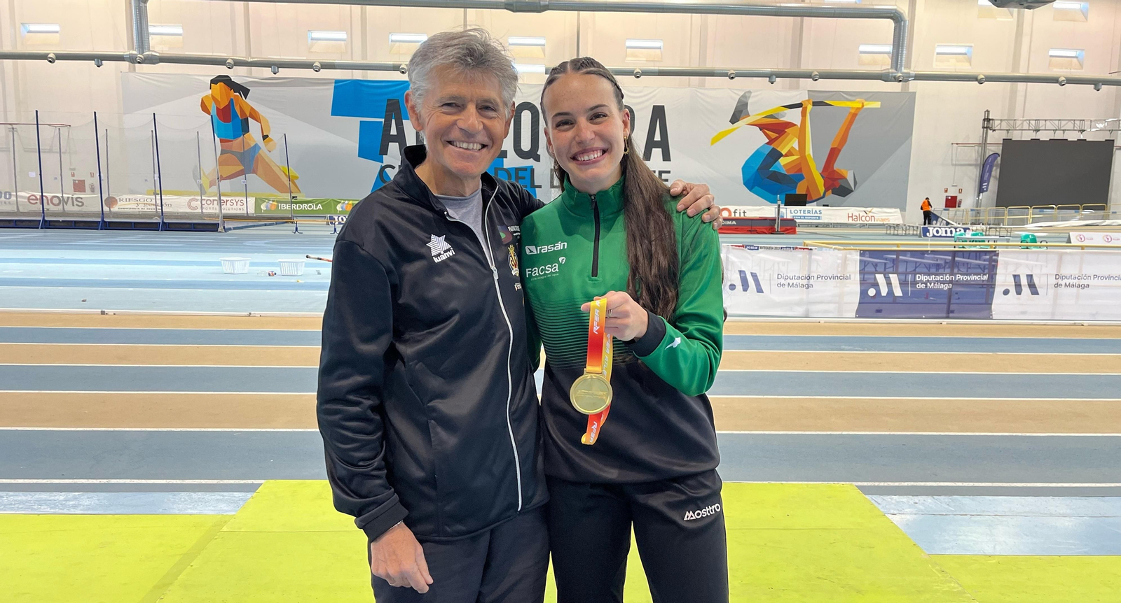 Carmen Avilés posa con la medalla de oro junto a su entrenador Antonio Bravo.