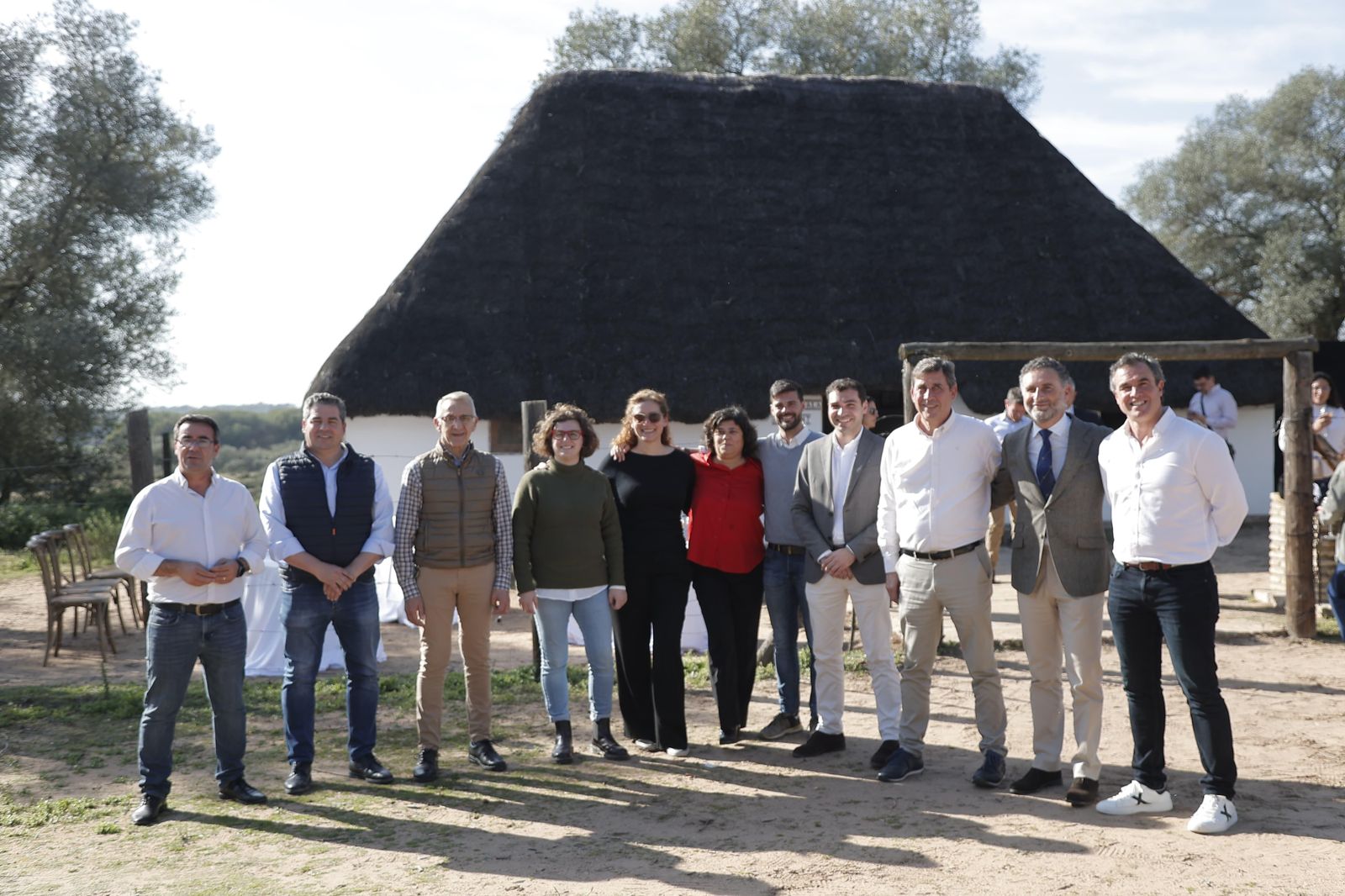 Los alcaldes de las doce localidades del entorno de Doñana tras firmar en LaPuebla del Río su propuesta.