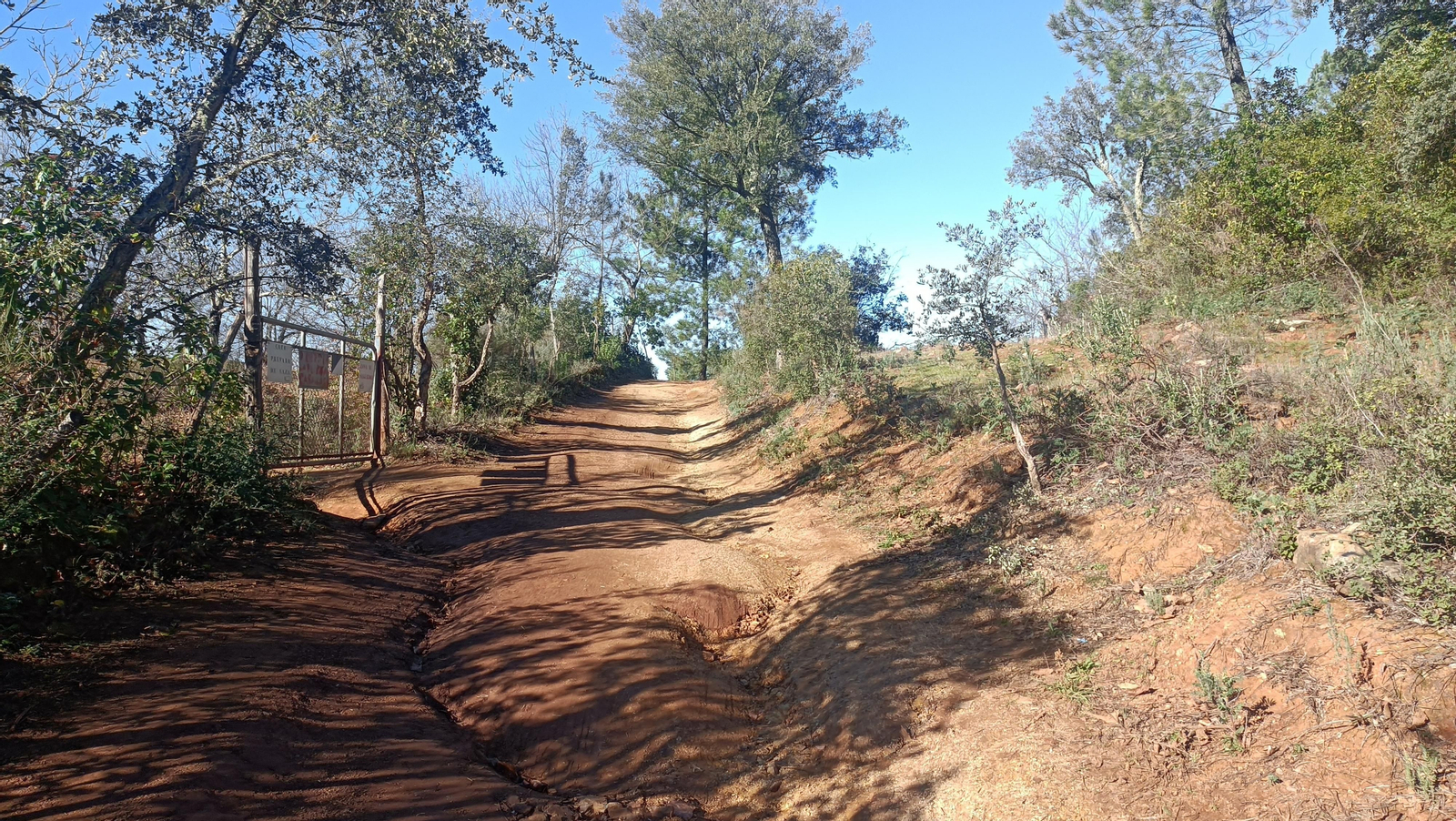Este camino conecta con la Ribera del Jabugo.