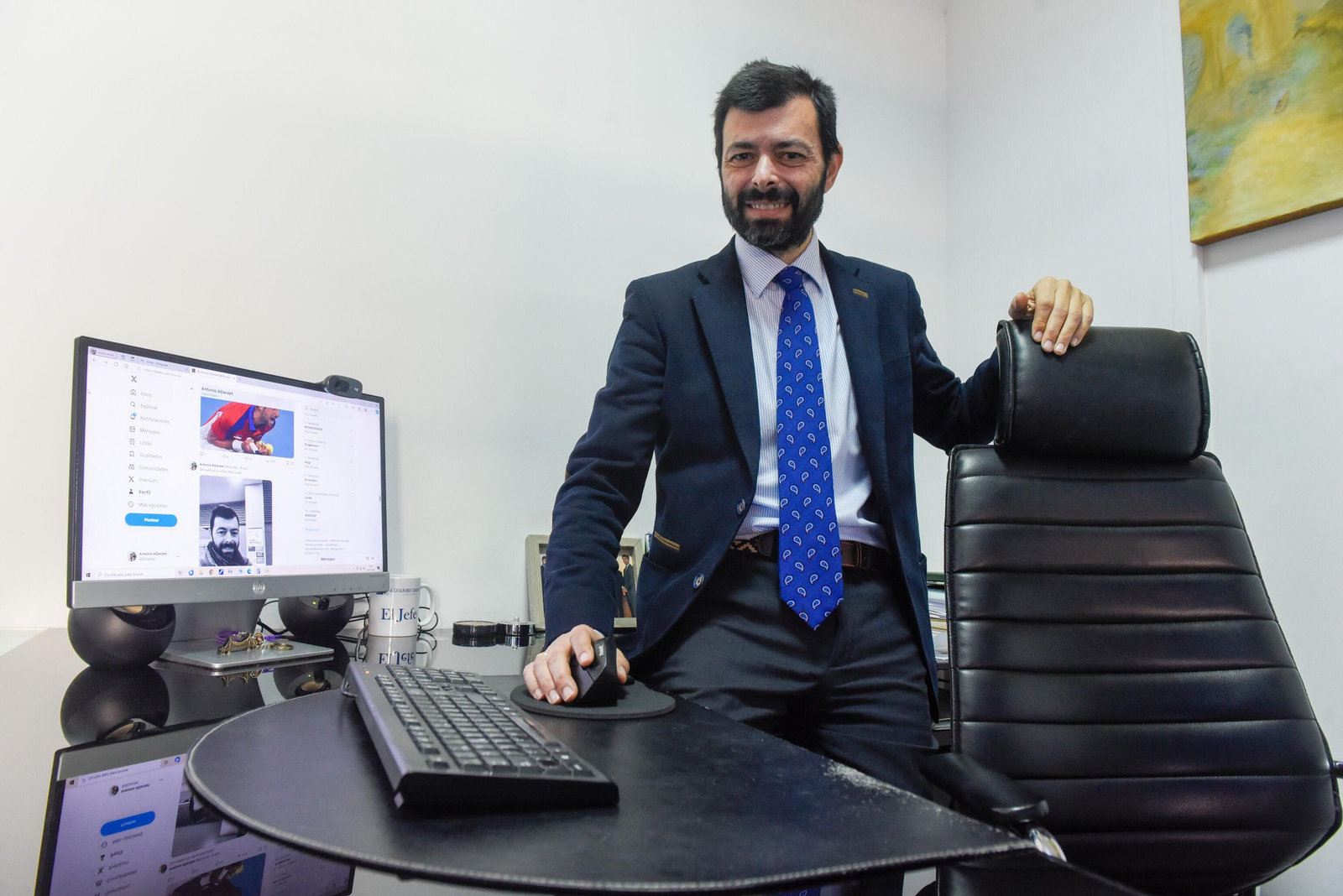 Antonio Dardet en su despacho, con su perfil de Twitter al fondo en el ordenador.
