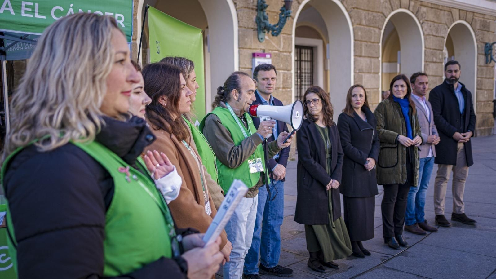Un momento de la lectura del manifiesto de la AECC por parte del comunicador Manuel Camacho, ante voluntarias y parte del equipo de Gobierno.