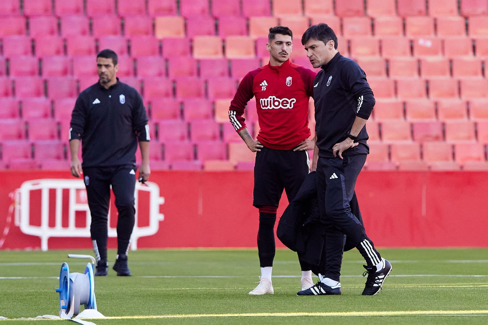 Un entrenamiento del Granada en el estadio