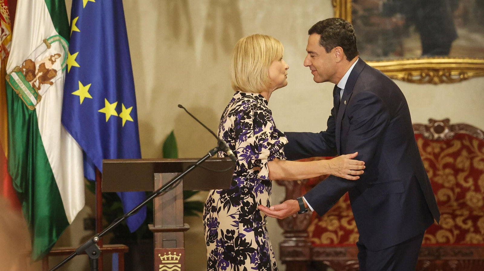 El presidente de la Junta y la alcaldesa, durante su visita a la ciudad el pasado 9 de octubre.